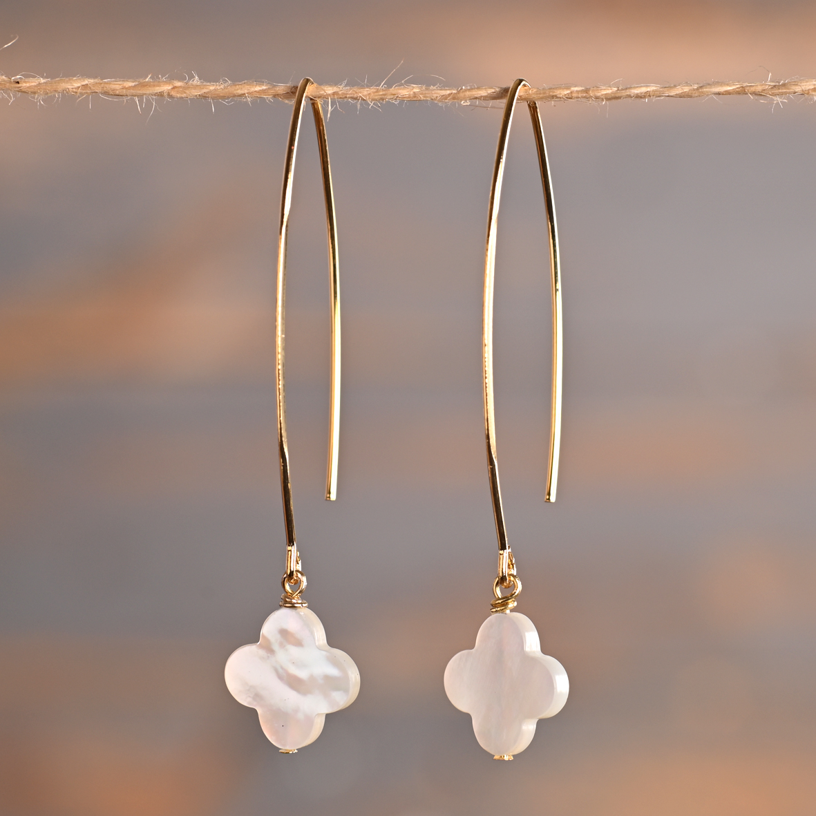 Ambre – Boucles hameçons dorées avec trèfle en nacre