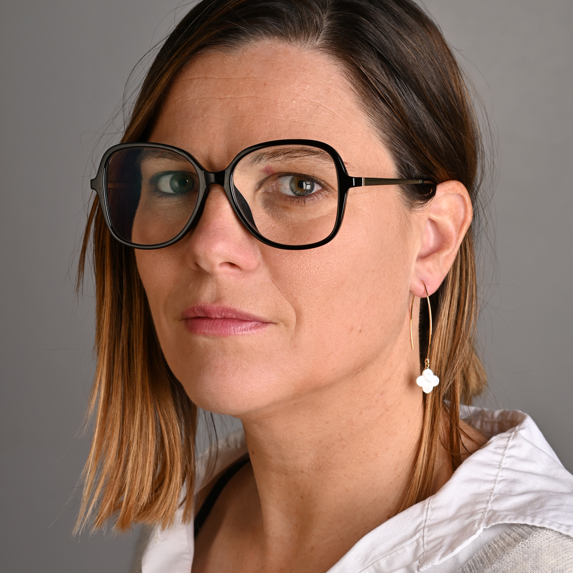 Ambre – Boucles hameçons dorées avec trèfle en nacre – Image 2
