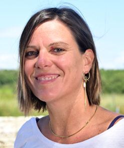 Alternative view of Madie – Clous dorés feuilles et nacre