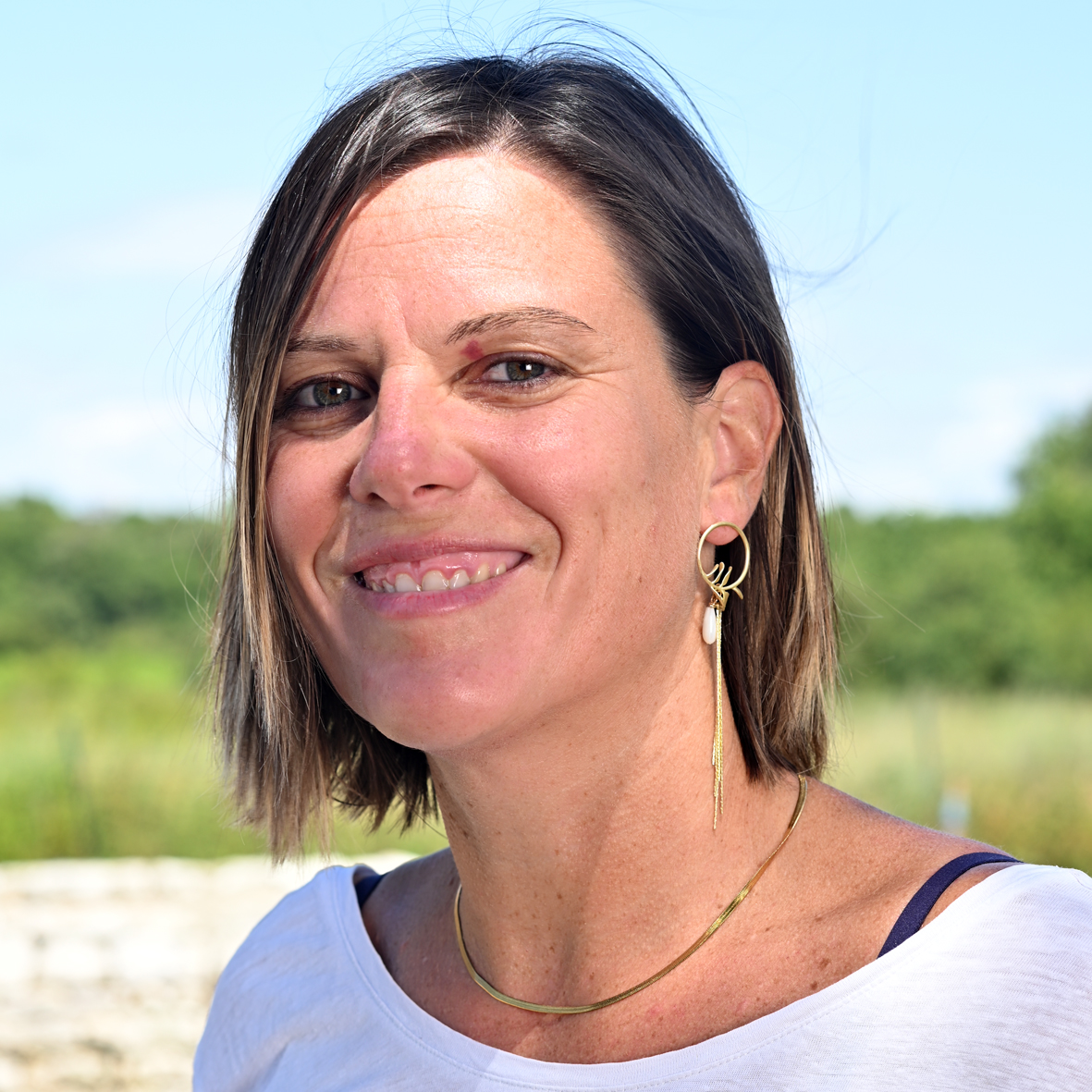 Madie – Clous dorés feuilles et nacre – Image 2