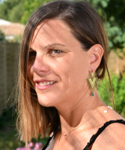Alternative view of Juliette – Boucles dorées aux sequins verts émaillés