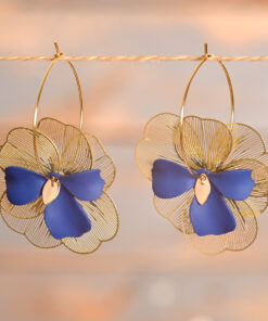 Noé – Créoles dorées et fleur bleue