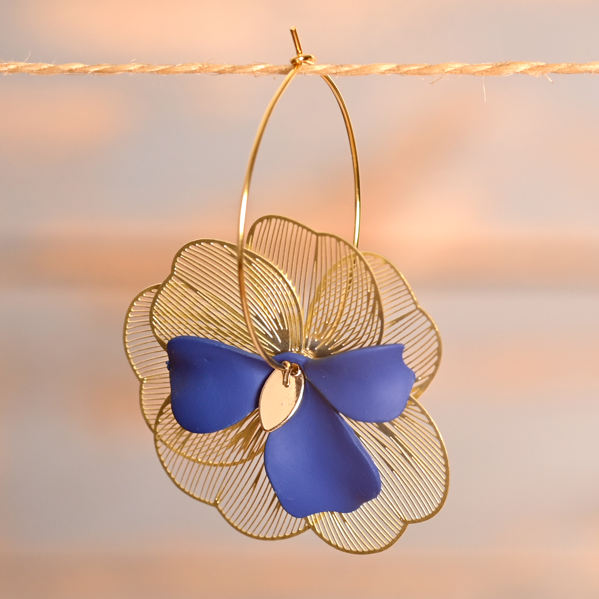 Noé – Créoles dorées et fleur bleue – Image 3