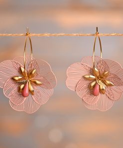 Anaba – créoles dorées fleur ajourée rose et goutte émaillée