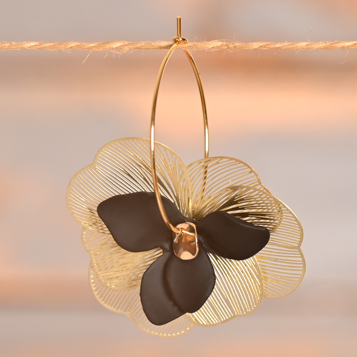 Cricri – Créoles dorées et fleur noire – Image 3