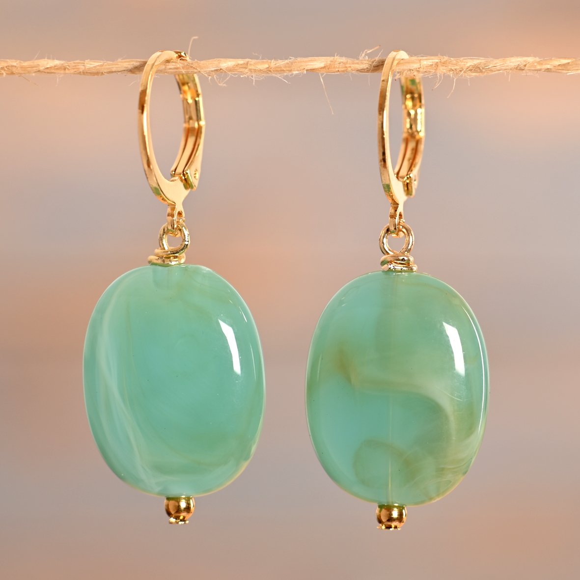 Vahé – Créoles dorées pendentif ovale coloré – Image 3
