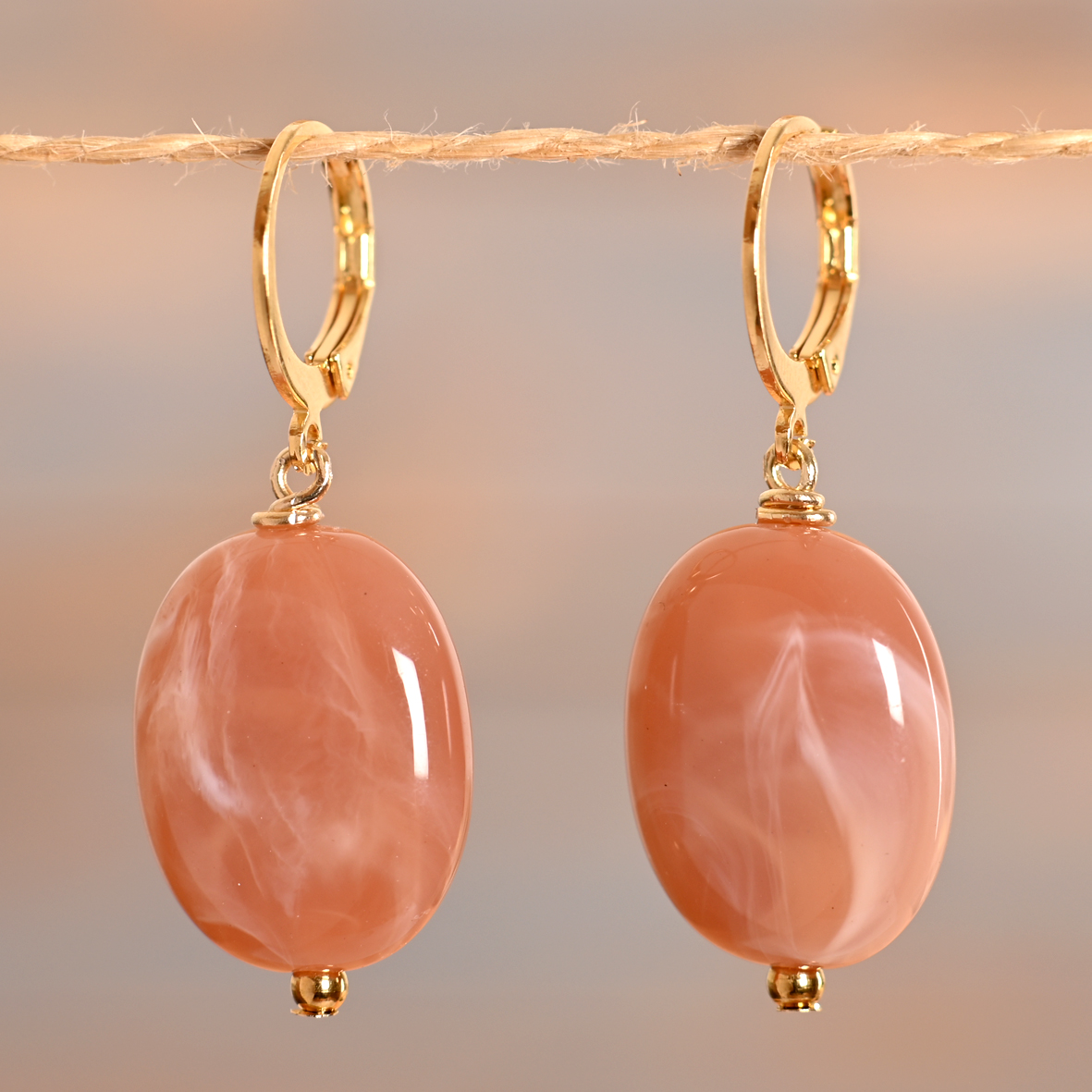 Vahé – Créoles dorées pendentif ovale coloré – Image 4