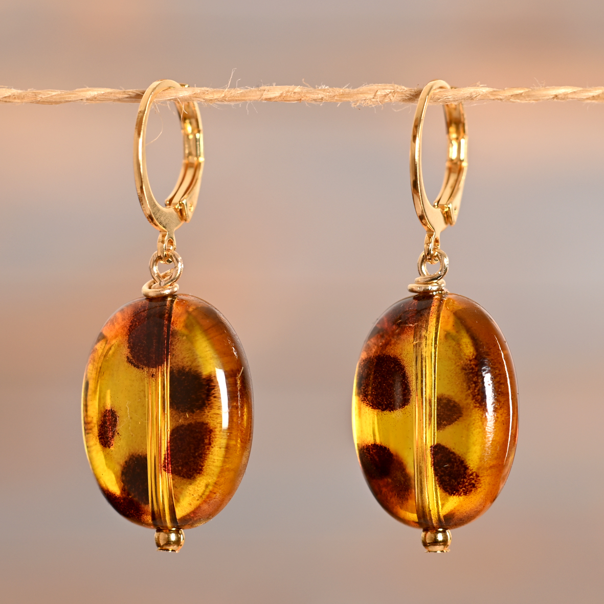 Vahé – Créoles dorées pendentif ovale coloré – Image 7