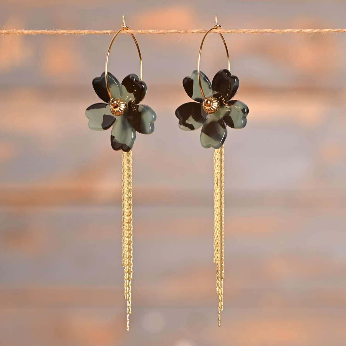 Zoé – Fleurs vertes et noires avec chaînettes dorées