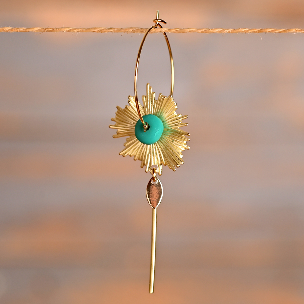 Boucles d’oreilles Alya – créoles dorées en acier inoxydable et laiton – Image 2