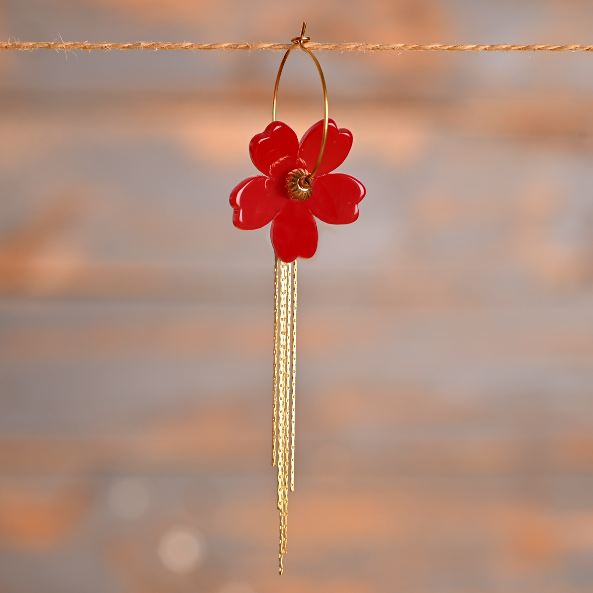 Coquelicot – créoles dorées en acier inoxydable, acétate et laiton – Image 2