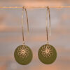 Lao – Boucles d’oreilles dorées au sequin vert
