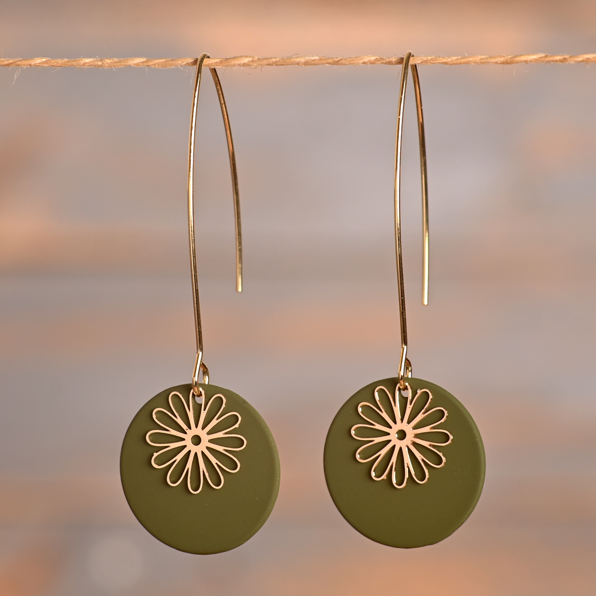 Lao – Boucles d’oreilles dorées au sequin vert