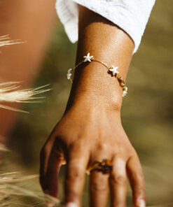 Alternative view of Ondine – Bracelet doré étoiles de mer blanches