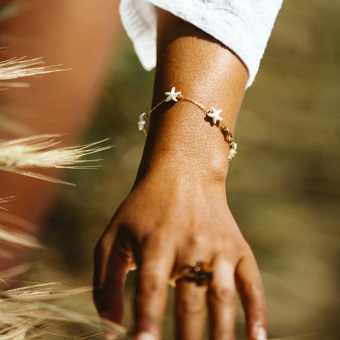 Ondine – Bracelet doré étoiles de mer blanches – Image 2