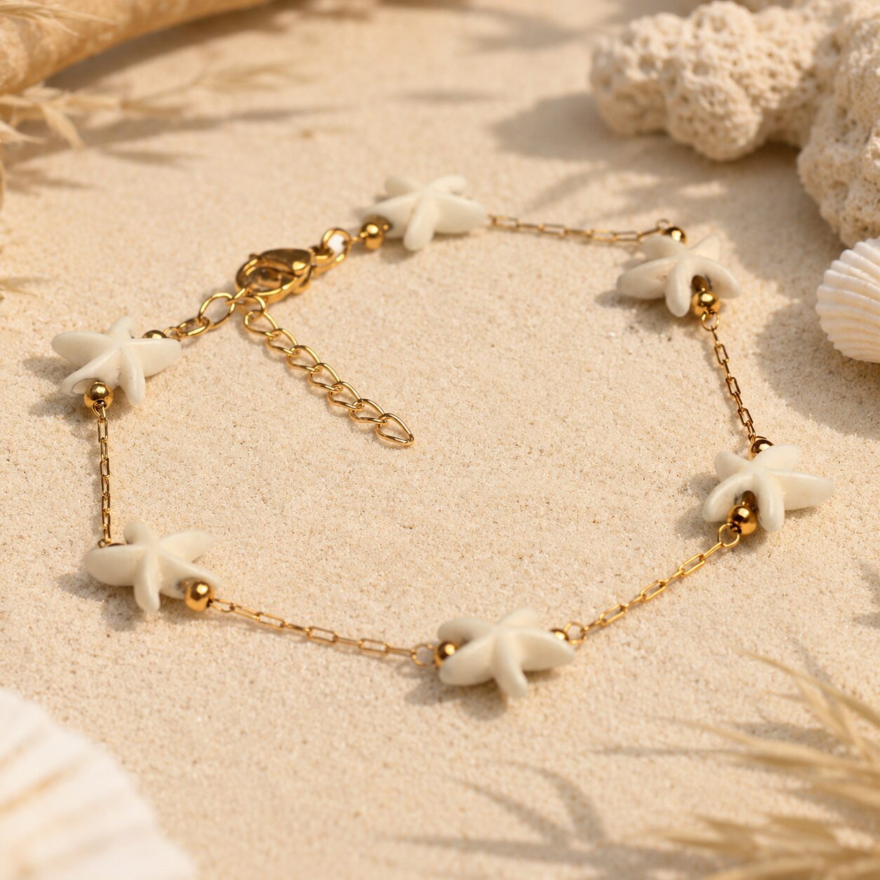 Ondine – Bracelet doré étoiles de mer blanches