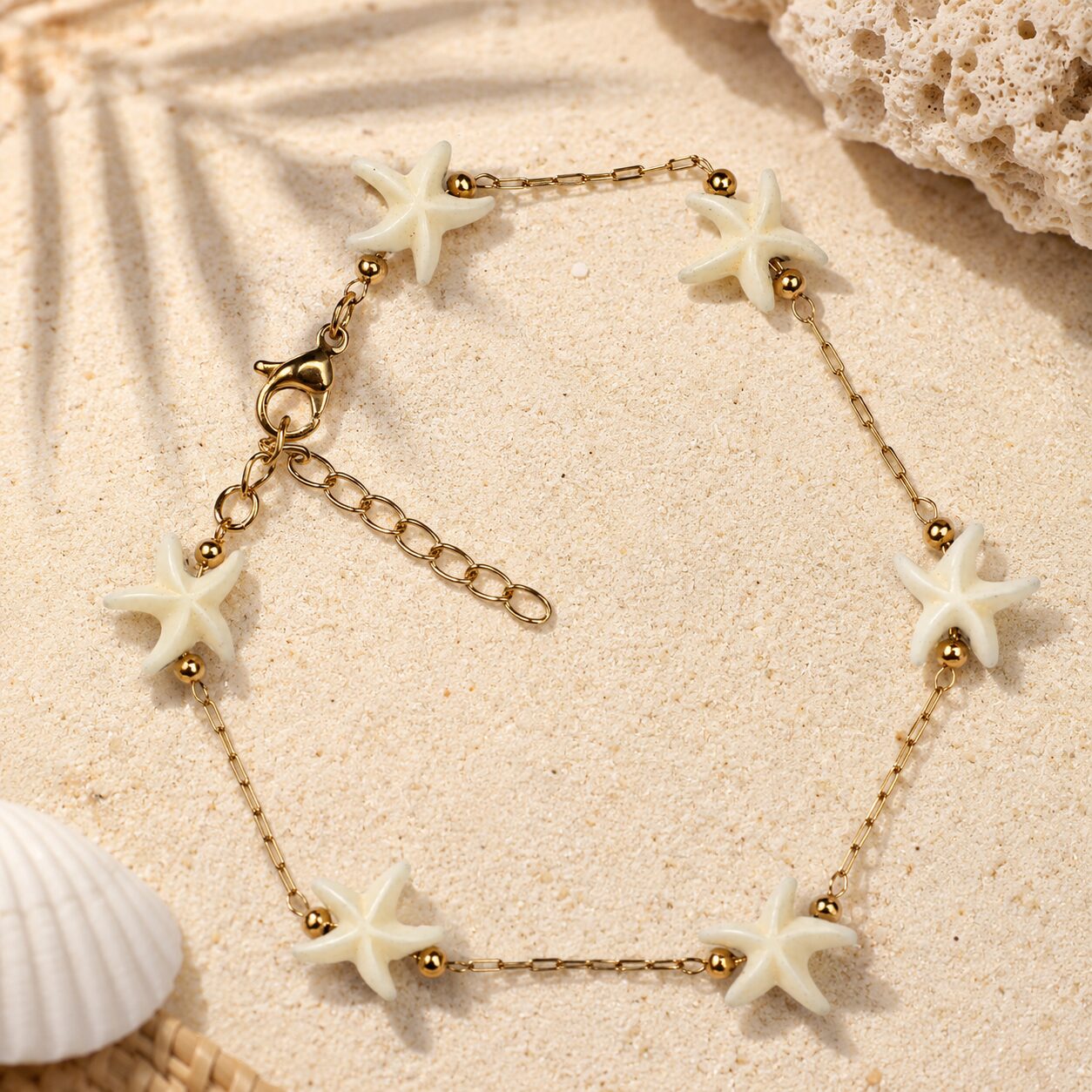Ondine – Bracelet doré étoiles de mer blanches – Image 3