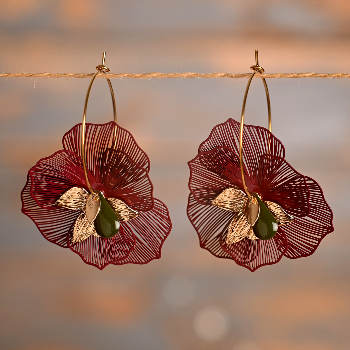 Liora – Créoles dorées fleur bordeaux