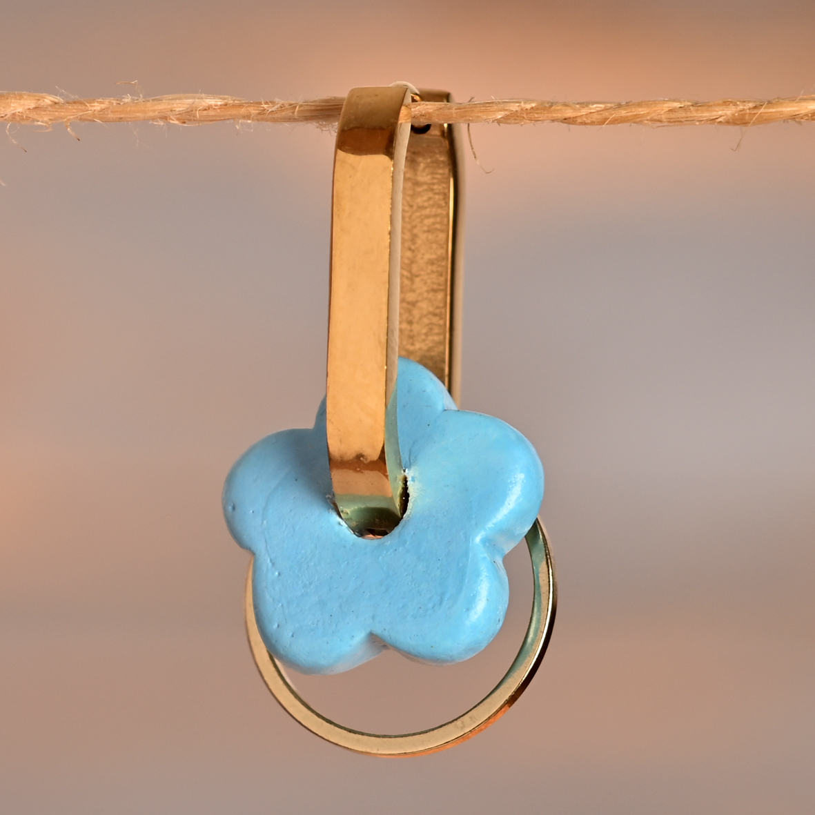 Azélie – Créoles dorées et fleur bleue – Image 3