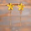 Mélina – Clous dorés fleur jaune et filaments