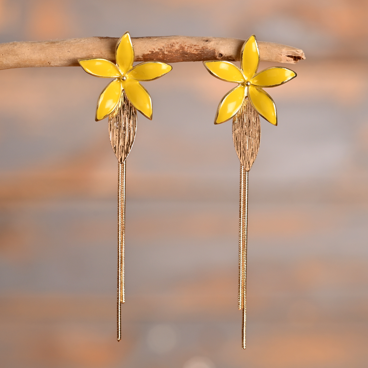 Mélina – Clous dorés fleur jaune et filaments