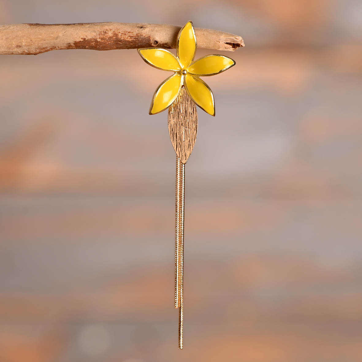 Mélina – Clous dorés fleur jaune et filaments – Image 3