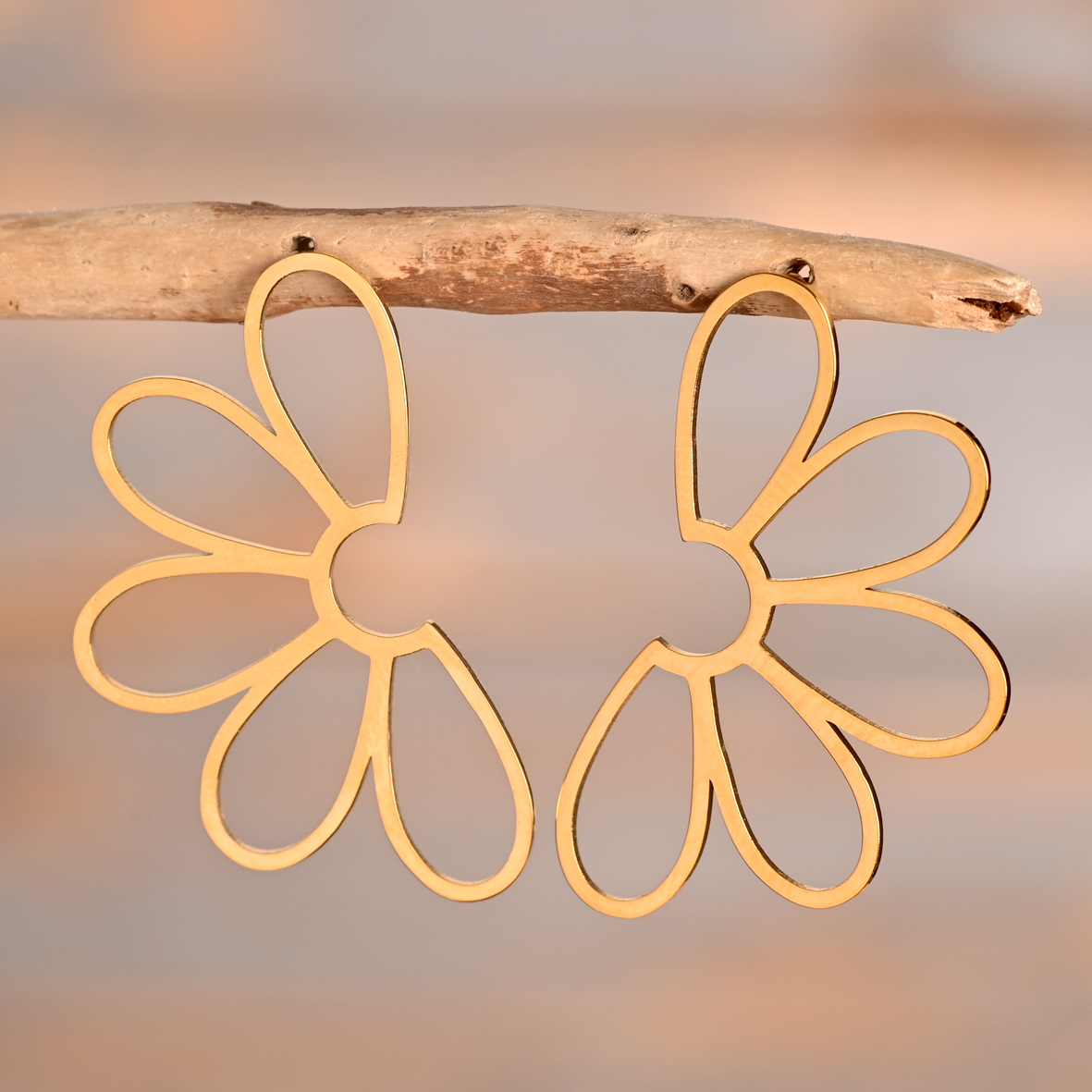 Solia – Boucles dorées demi-fleurs