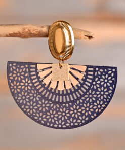 Alternative view of Maora – Boucles dorées estampe bleue ajourée