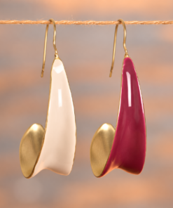 Nélia – Boucles pendantes dorées, ivoire ou aubergine