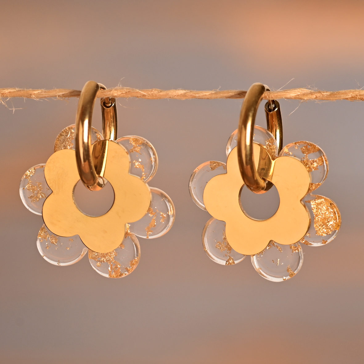 Auria – Créoles dorées fleurs transparentes à la feuille d’or