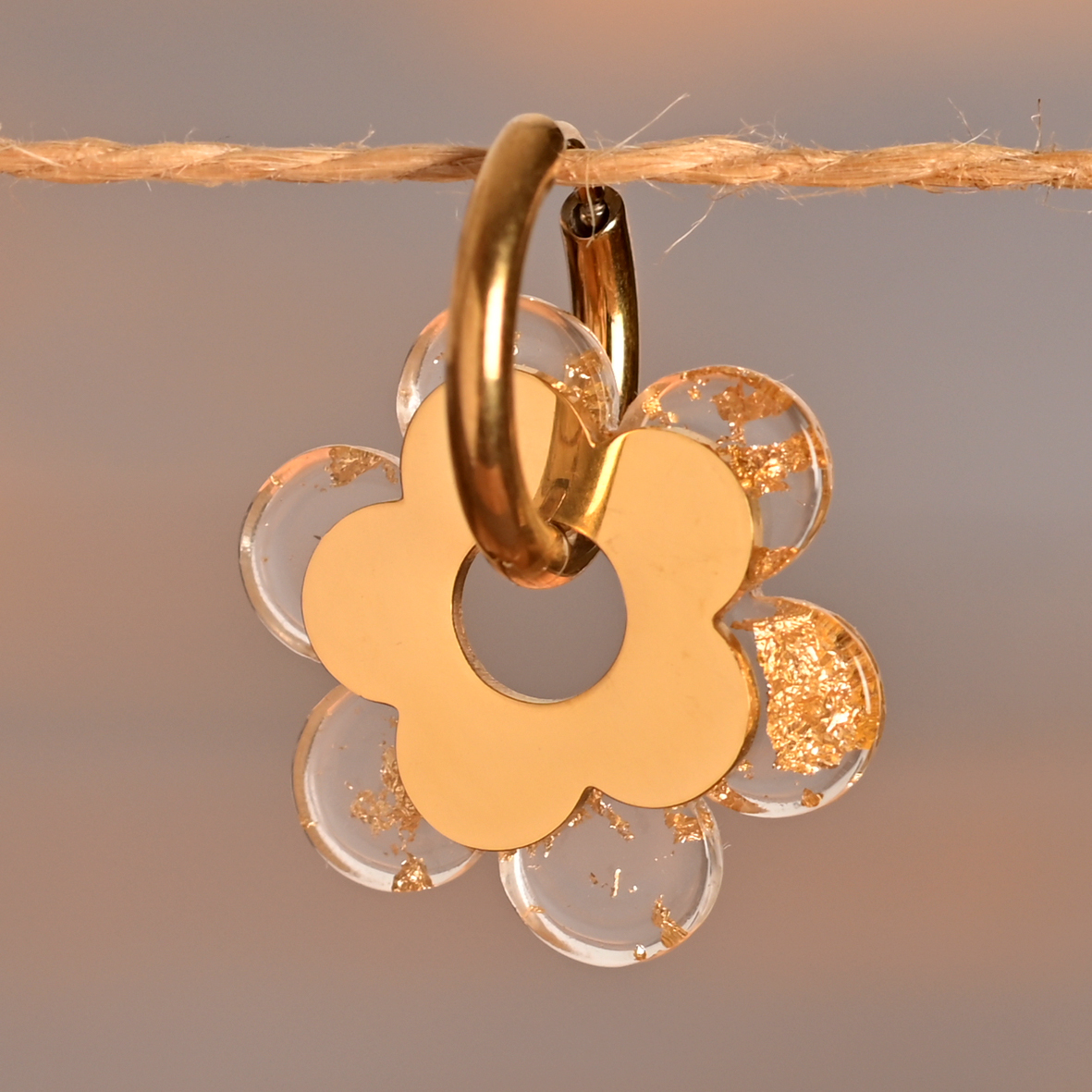 Auria – Créoles dorées fleurs transparentes à la feuille d’or – Image 3