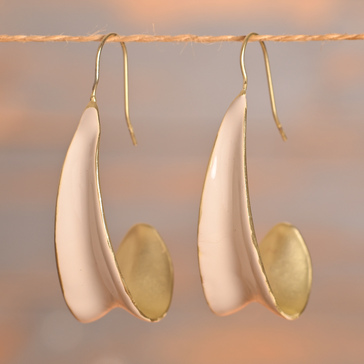 Nélia – Boucles pendantes dorées, ivoire ou aubergine – Image 4