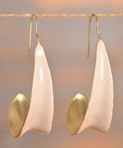 Alternative view of Nélia – Boucles pendantes dorées, ivoire ou aubergine
