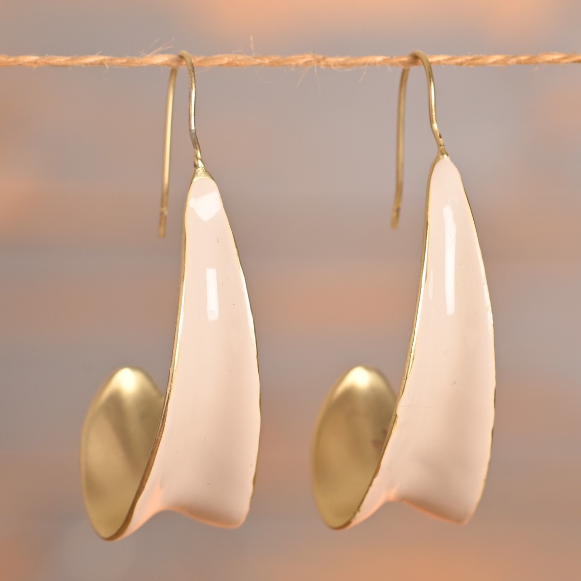 Nélia – Boucles pendantes dorées, ivoire ou aubergine – Image 2