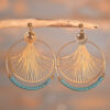 Yasmine – Boucles dorées et perles vertes