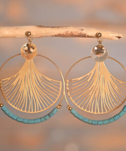 Yasmine – Boucles dorées et perles vertes