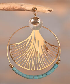 Alternative view of Yasmine – Boucles dorées et perles vertes