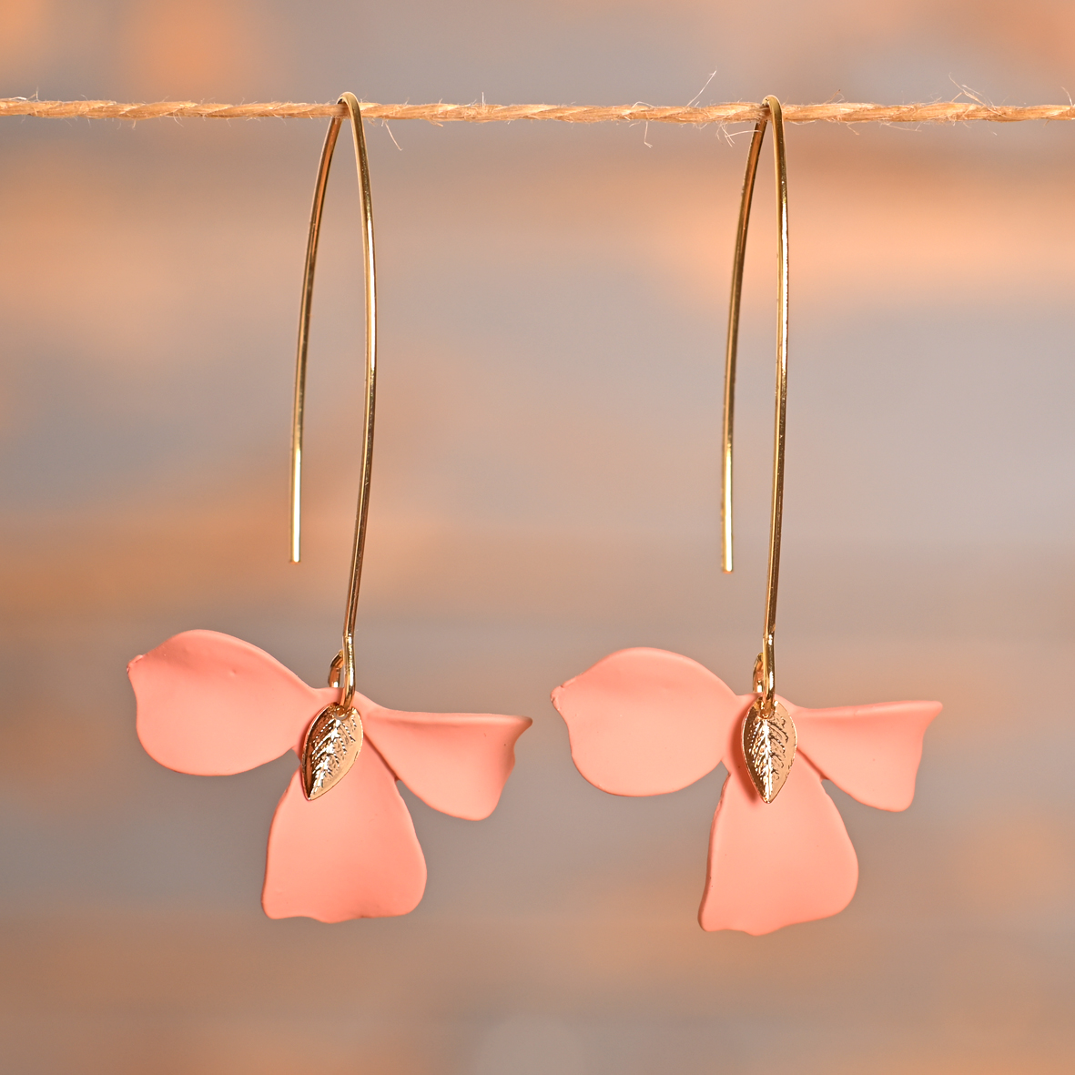 Églantine – Boucles d’oreilles fleurs roses dorées
