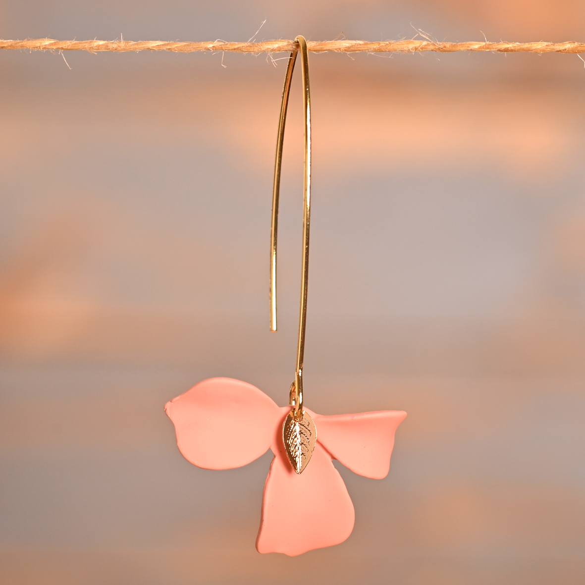 Églantine – Boucles d’oreilles fleurs roses dorées – Image 3
