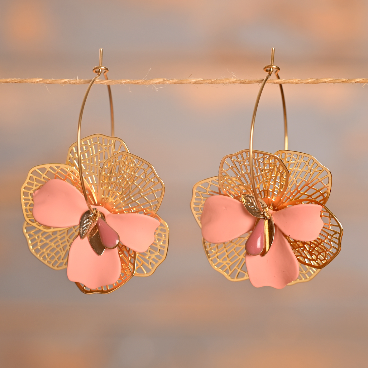Rosélia – créoles dorées fleur rose