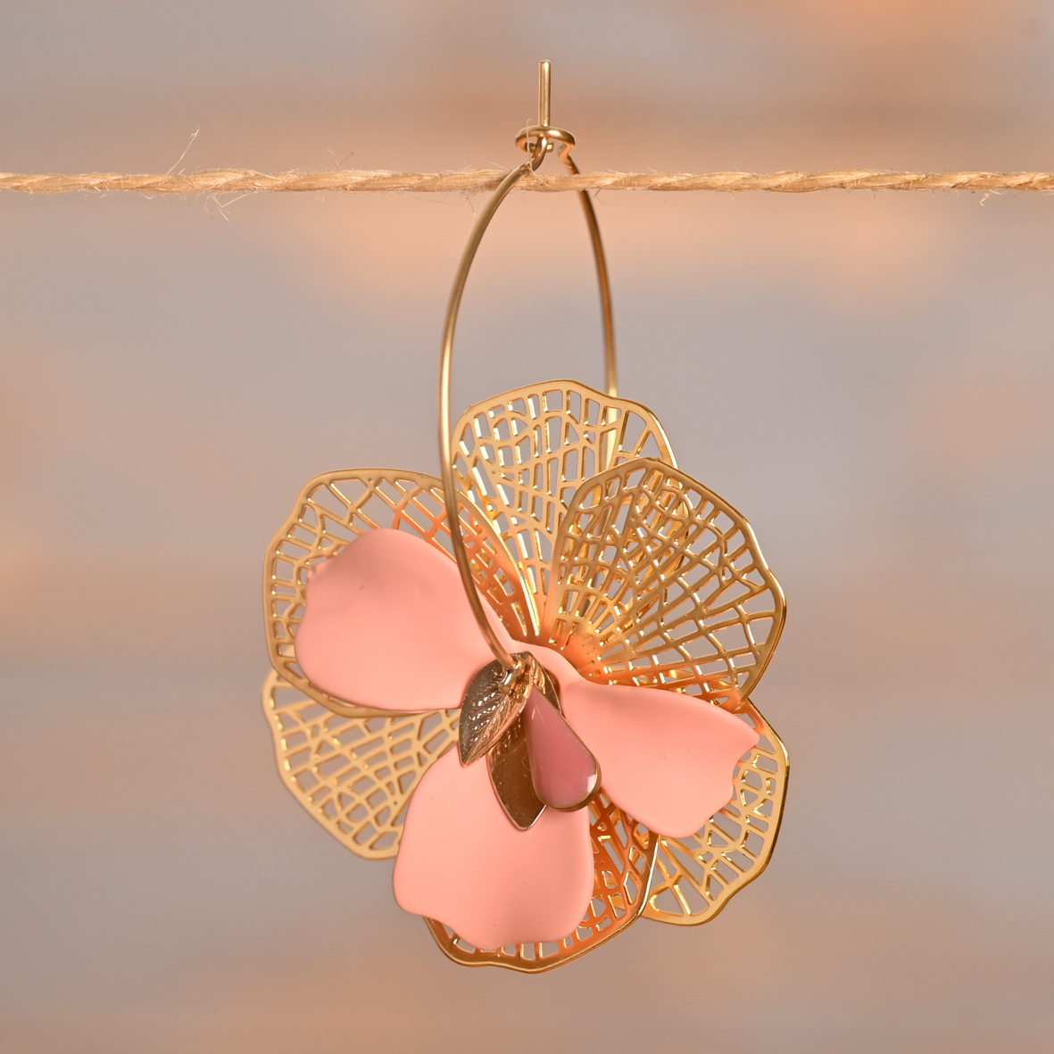 Rosélia – créoles dorées fleur rose – Image 3