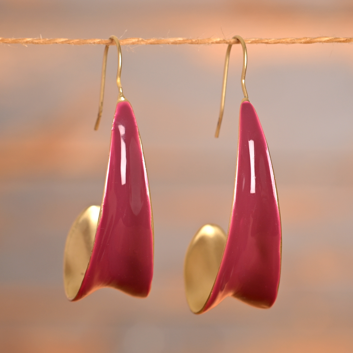 Nélia – Boucles pendantes dorées, ivoire ou aubergine – Image 3