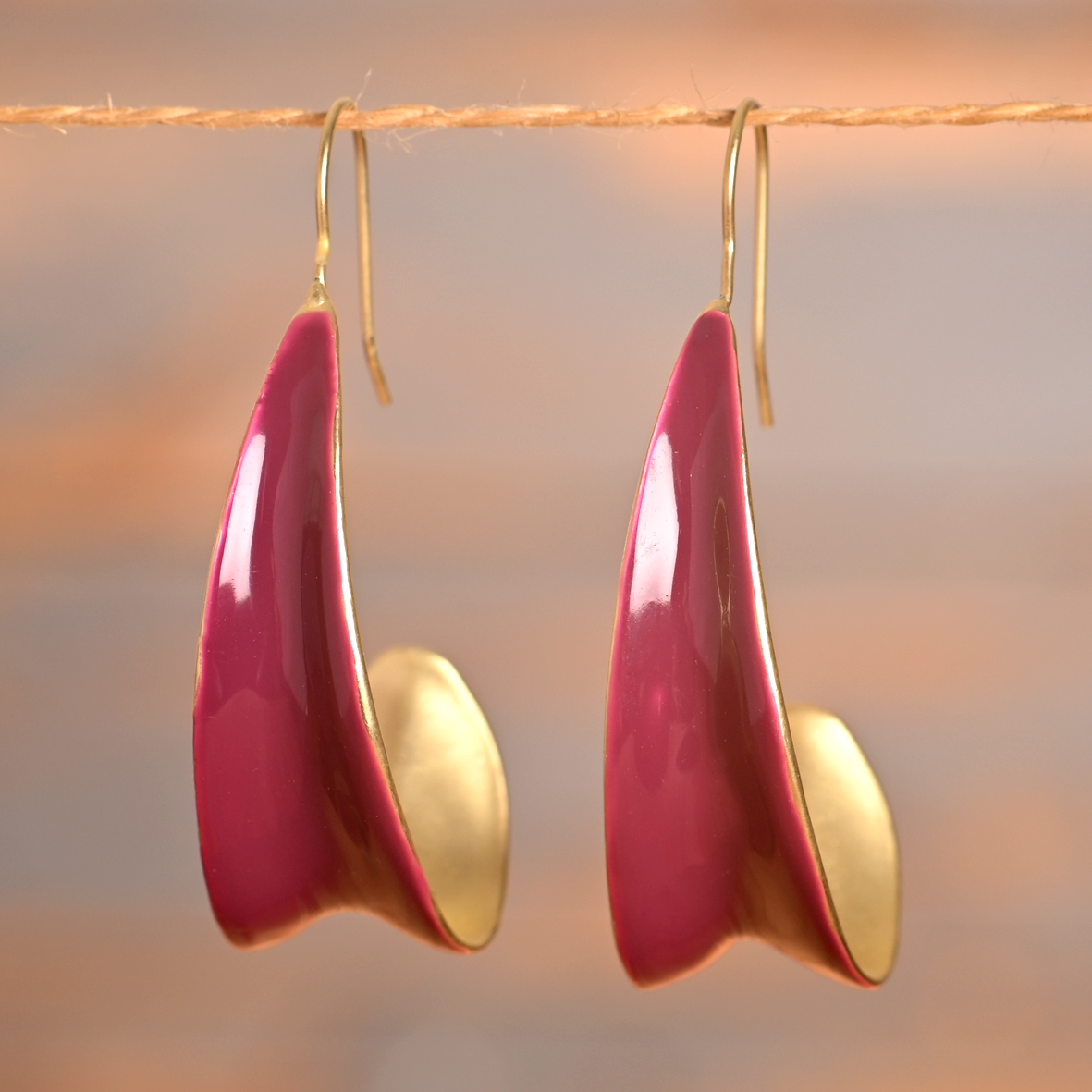 Nélia – Boucles pendantes dorées, ivoire ou aubergine – Image 5