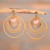 Orélia – boucles d’oreilles dorées graphiques rose