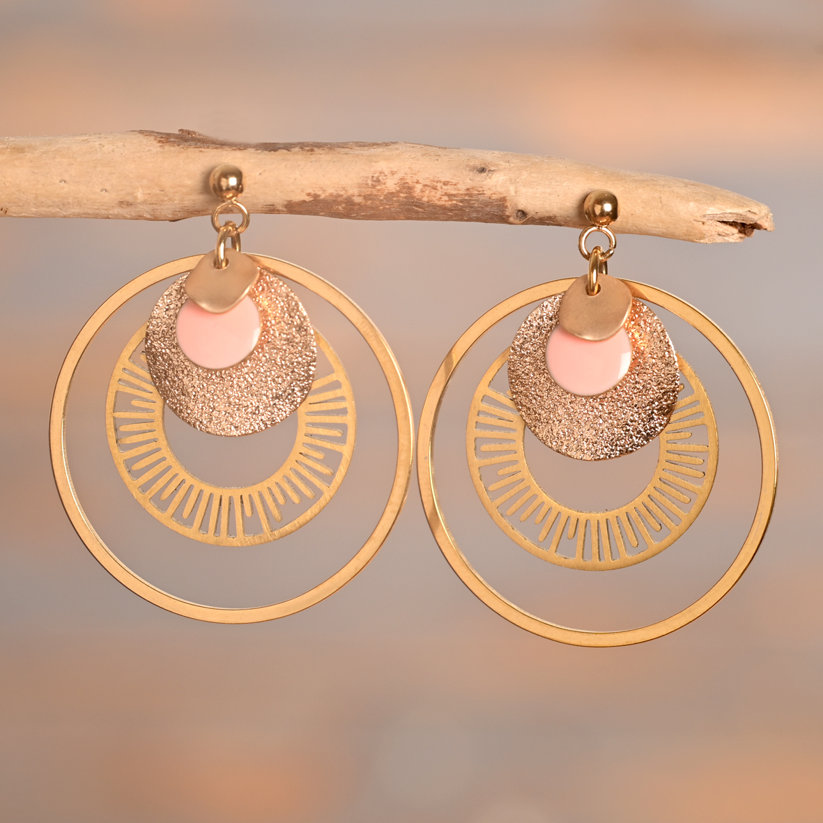 Orélia – boucles d’oreilles dorées graphiques rose