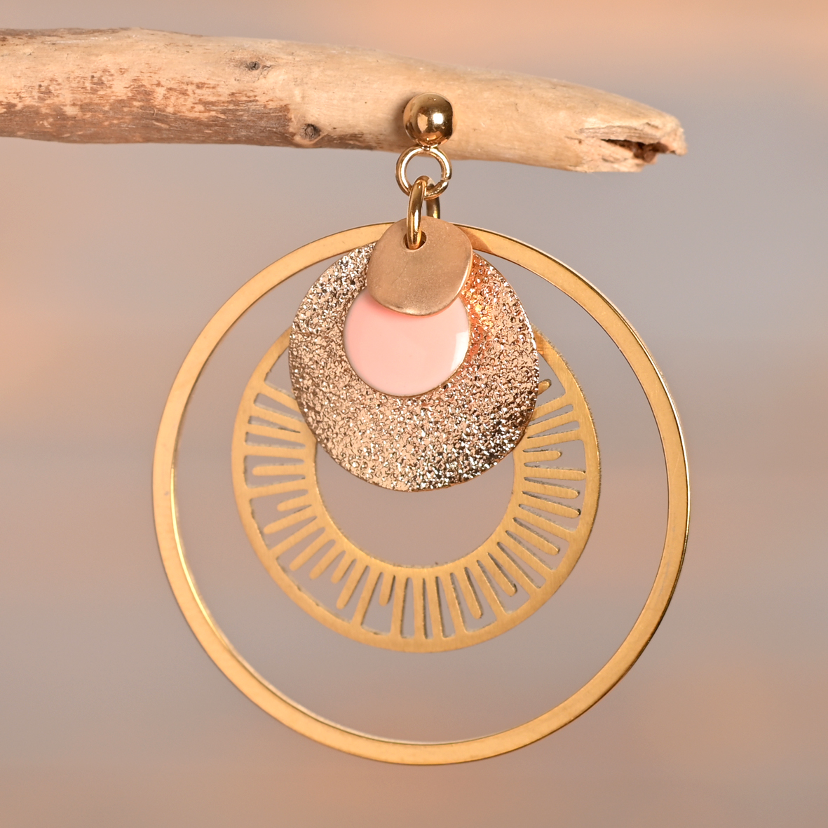 Orélia – boucles d’oreilles dorées graphiques rose – Image 3