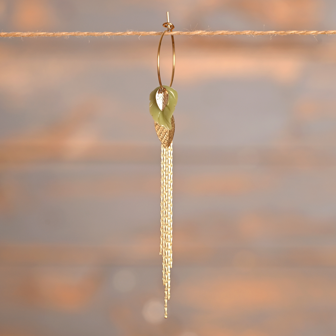 Aveline – Créoles dorées feuilles vertes et longues chaînes – Image 2