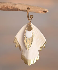 Alternative view of Vespera – Boucles dorées ailes blanches