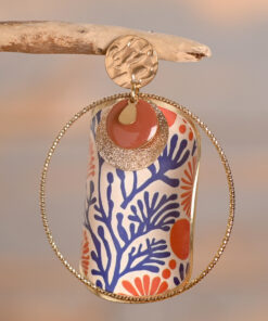 Alternative view of Yuna – Boucles dorées motif japonais bleu et corail