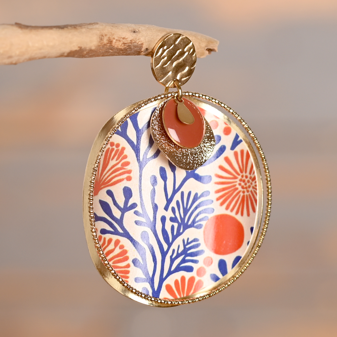 Yuna – Boucles dorées motif japonais bleu et corail – Image 3